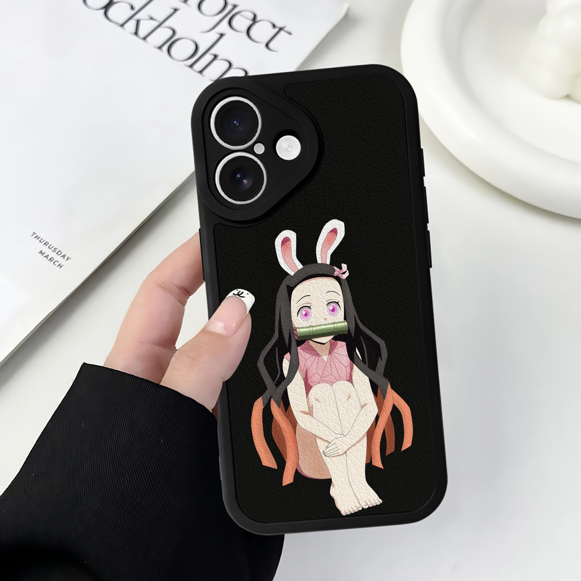 （画像用） 鬼滅の刃（きめつのやいば）竈門 禰󠄀豆子／かまど ねずこ Kamado Nezuko 【iPhone 16シリーズ対応】シリコンスマホケース（レザー調） 材質：シリコン